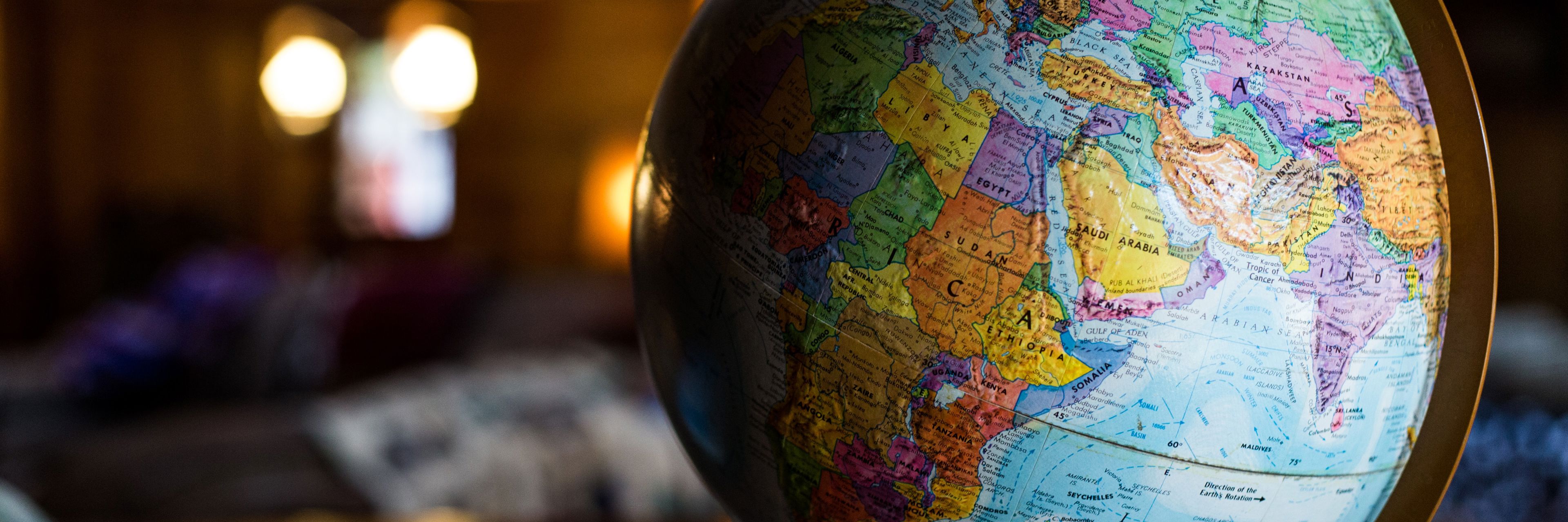 Globus, der står på et bord. Globussen viser mest Afrika.