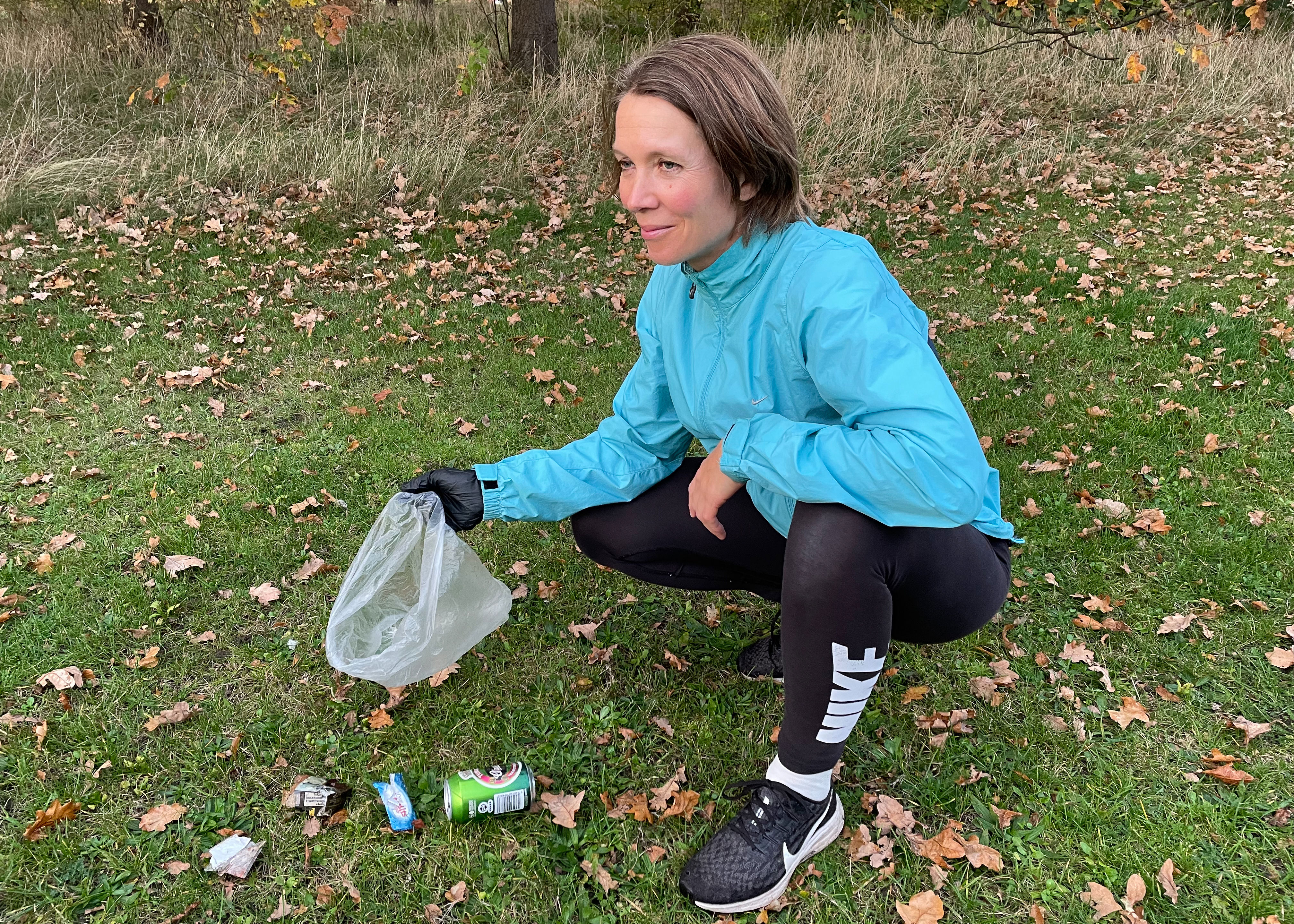 Christine Christiansen viser sit indsamlede affald