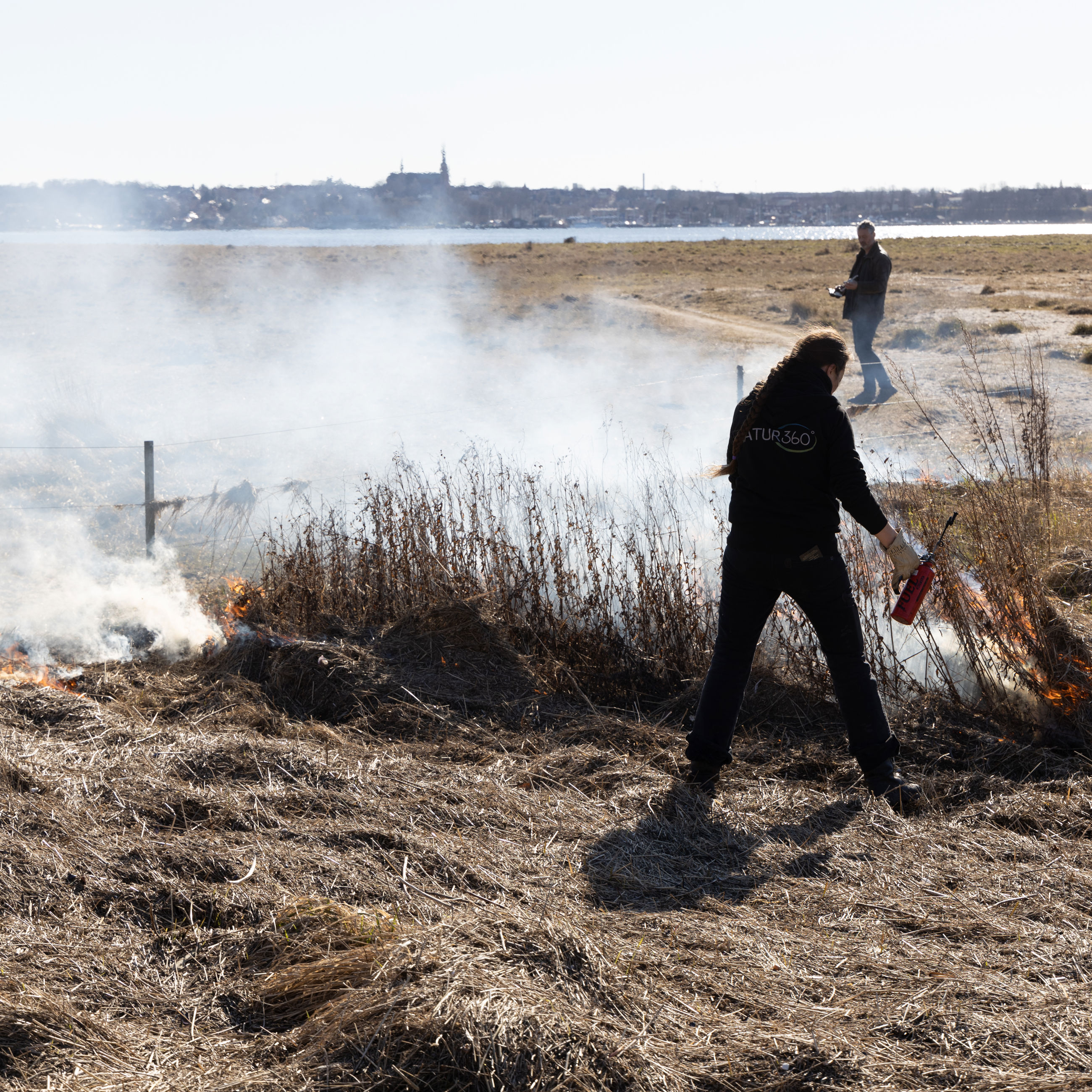 Der sættes ild til førnen med en "meget stor lighter".