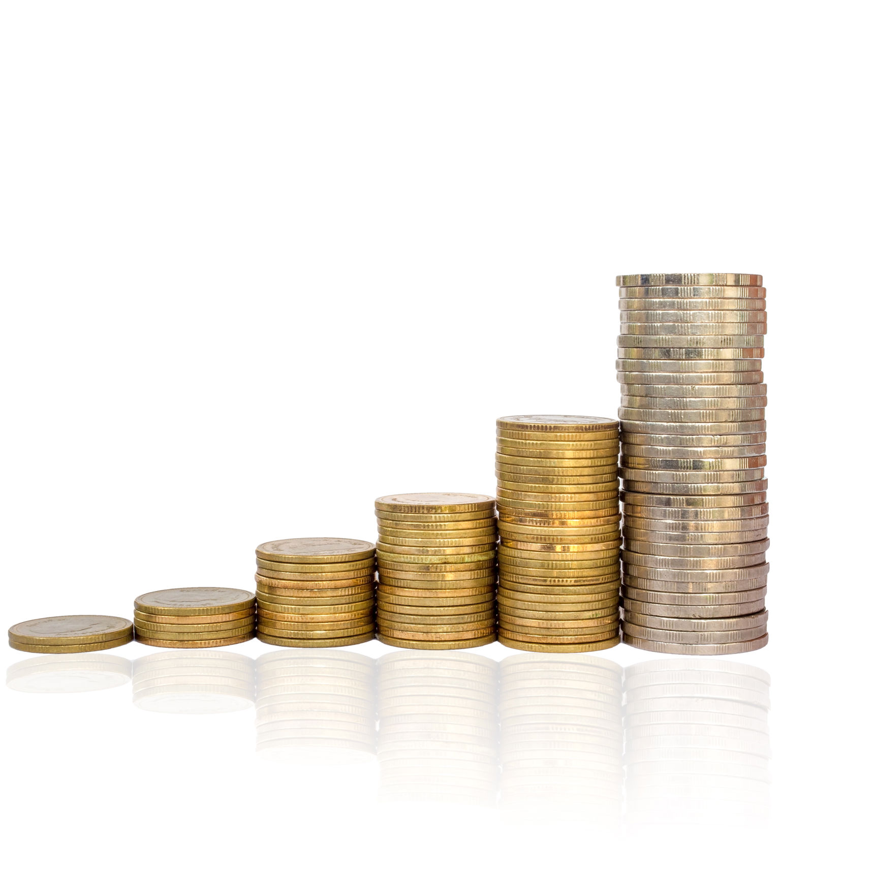 Mønter, der danner pengestakker. Stakkerne bliver højere, jo længere til højre de er.
