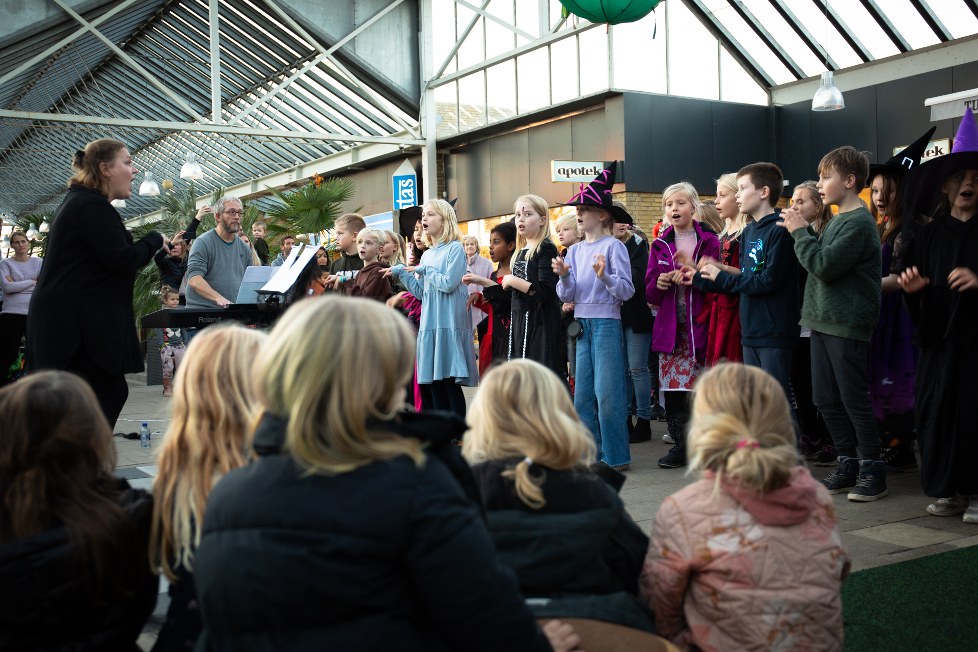 Børn der synger til Spil Dansk arrangement i Jyllingecentret