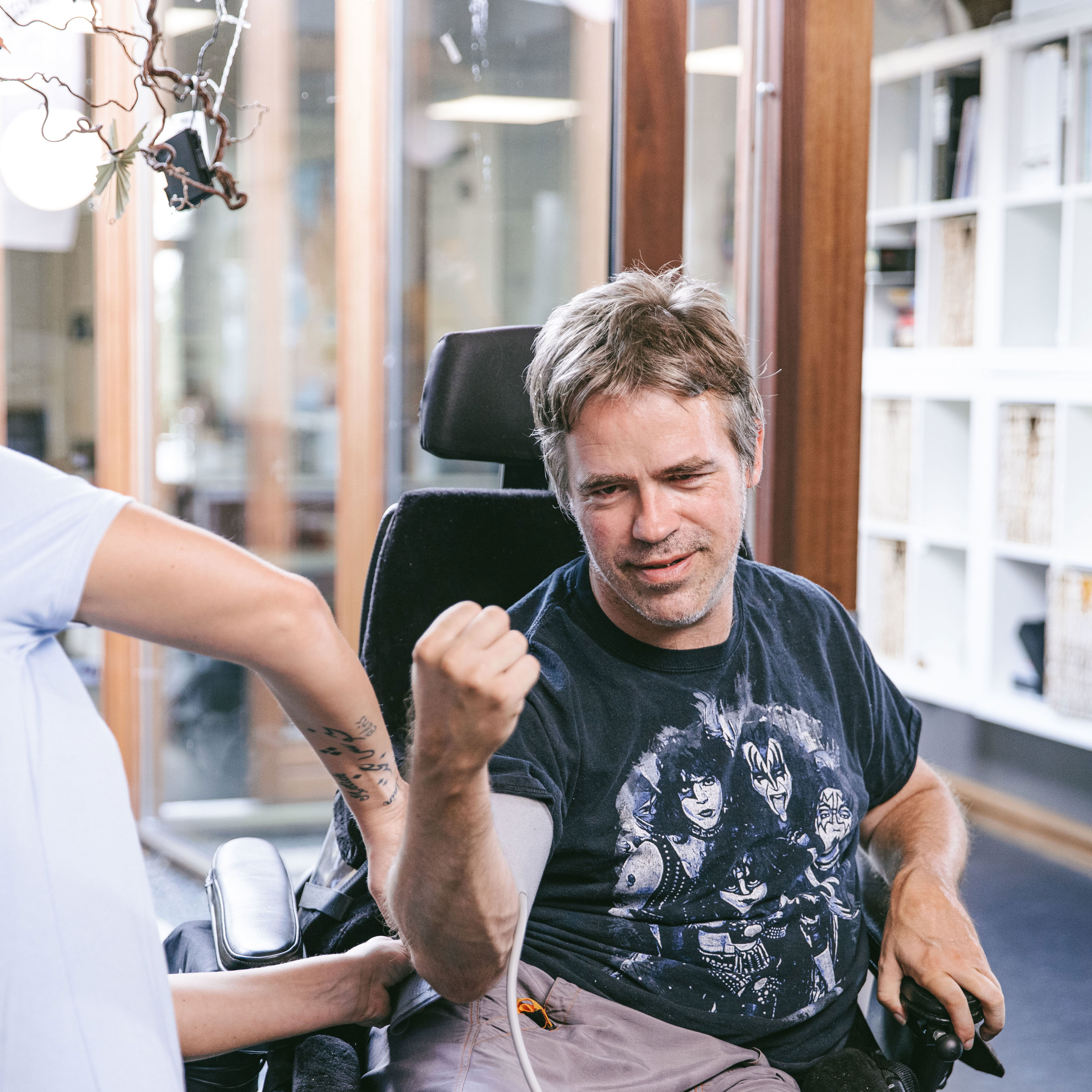 Mand får taget sit blodtryk af SOSU-elev.