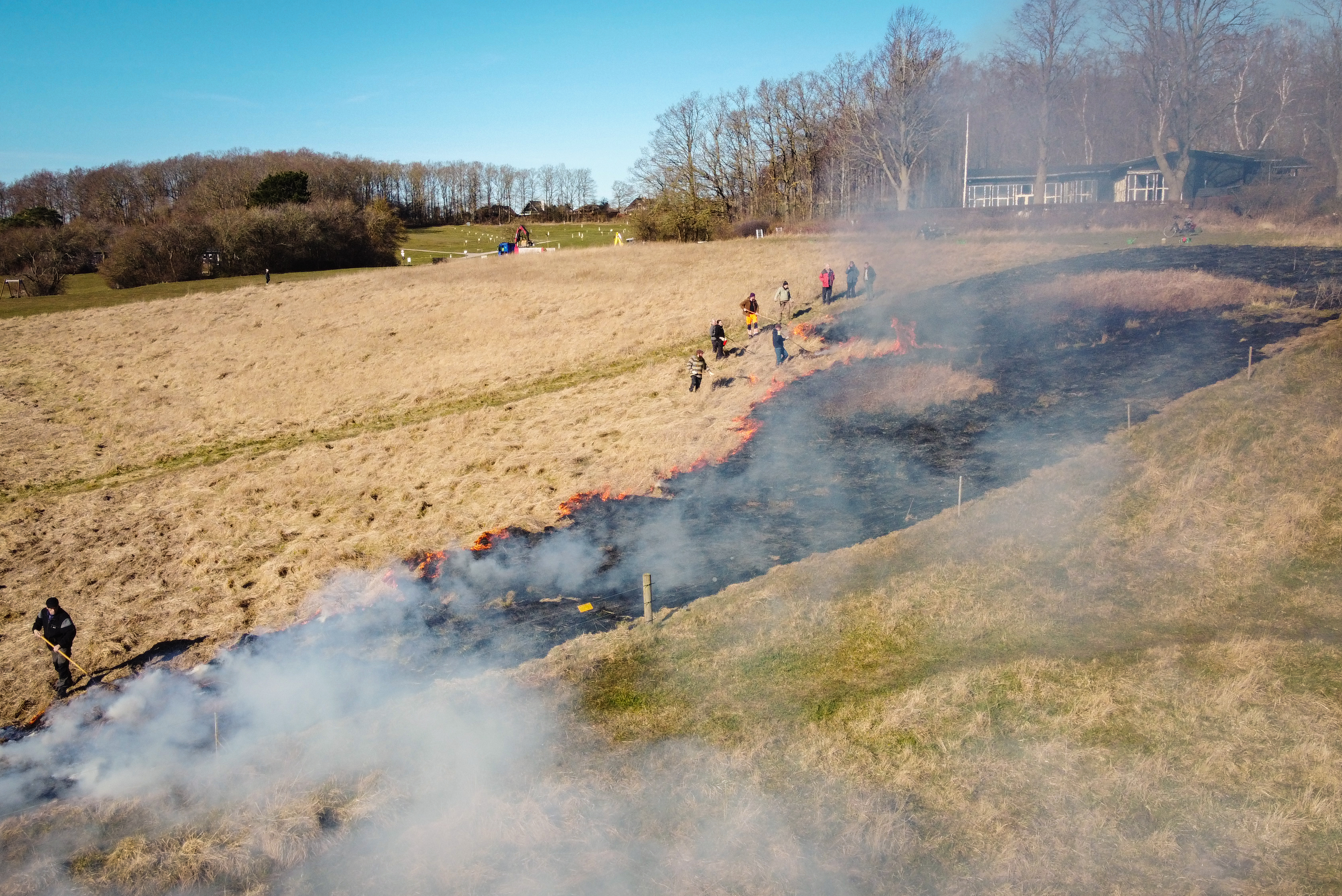 Ilden brænder her mod vinden, og bevæger sig derfor relativt langsomt. 