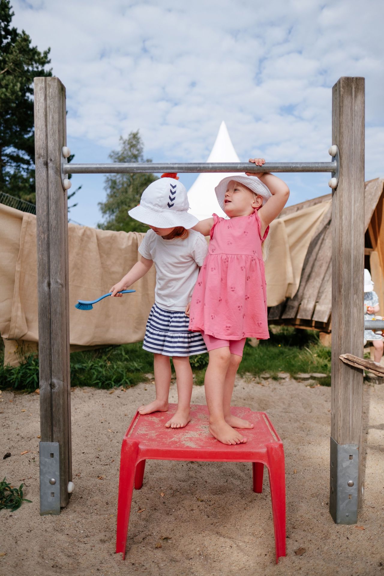 Børn i klatrestativ