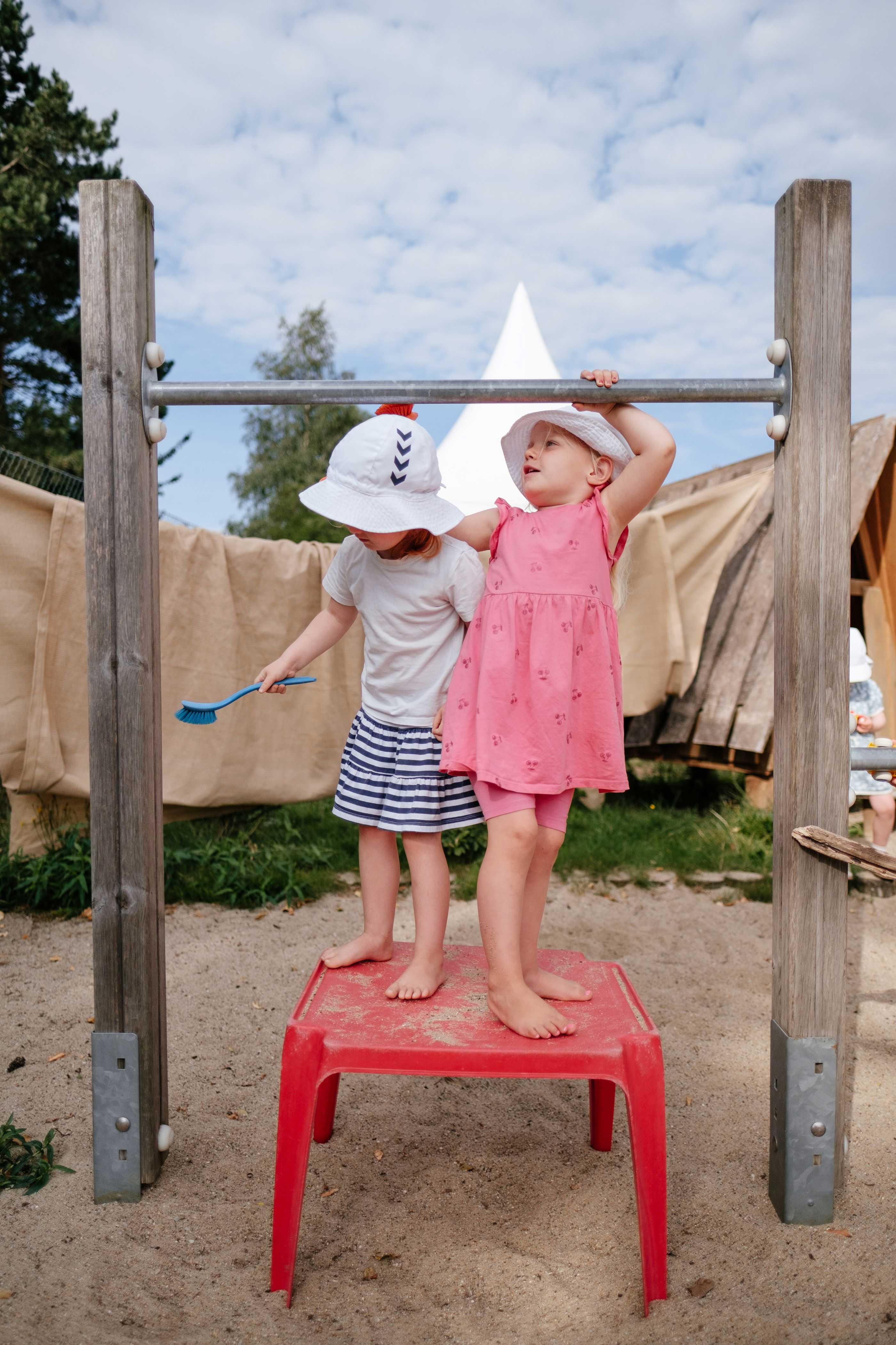 Børn i klatrestativ