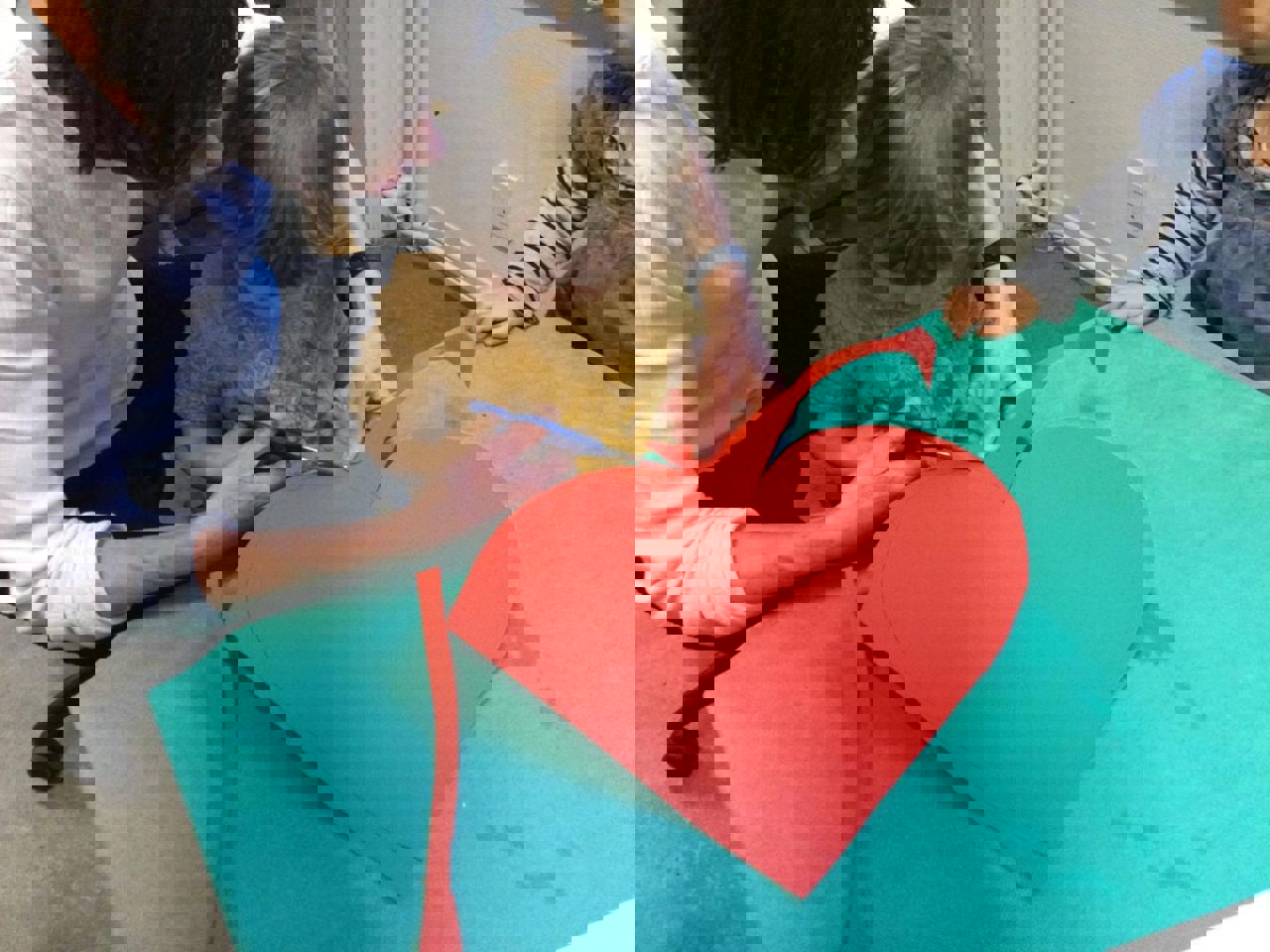 Barn og voksen der klipper sammen