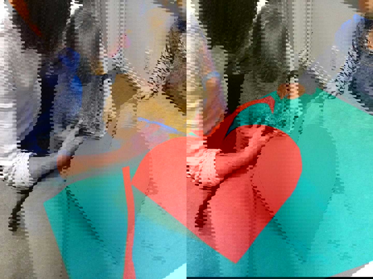 Barn og voksen der klipper sammen